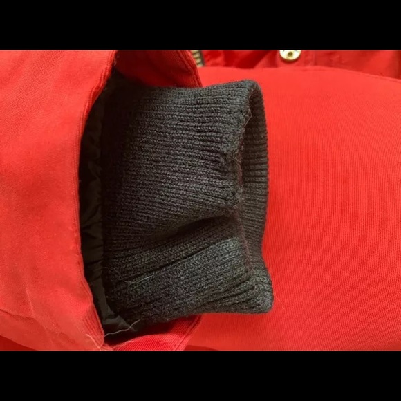 Moose Knuckles Sterling parka in red with black fur. Size medium - Picture 4 of 5